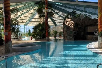 Badewelt Waikiki öffnet wieder: Großer Wasserschaden behoben - Zehn Monate war die Badewelt Waikiki in Zeulenroda für Besucher geschlossen. Durch einen Wasserschaden ging die Lüftungsanlage kaputt und konnte wegen fehlender Ersatzteile lange Zeit nicht repariert werden. 