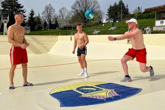Badewetter und Beachvolleyball: Freibad Mittweida startet früher als Chemnitz in die Saison - Ein bisschen Spaß muss sein: Im Freibad Hainichen haben Rick Seifert, Ronny Müller und Anton Lunze und (v. l.) das große Becken schon gereinigt. Beachvolleyball wird eigentlich etwas abseits davon gespielt, aber erst wieder zum Saisonstart Ende Mai.