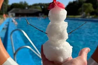 Badfest, Bagger und Gebell: Wie die Freibäder rund um Rochlitz und Mittweida den Sommer verlängern - Baden bis Weihnachten? Natürlich nicht, aber ein Hingucker ist er schon, der aus dem Eis einer Kühltruhe gebaute Schneemann im Freibad Sachsenburg.
