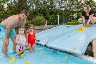 Badfest im Erzgebirge: Zwischen Abkühlung und Abwechslung - Alisa Lukashova – hier mit ihrem Papa – und Katja Dmitrishina versuchten sich bei Jasmin Bittner im Entenangeln.
