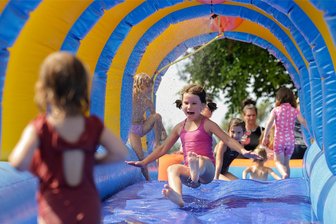 Badfest in Gersdorf: Spaß auch ohne Schwimmen - Wasser auf der Rutsche ist fast so toll wie im Schwimmbecken: Charlotta Arnold aus Gersdorf gefiel es sichtlich.