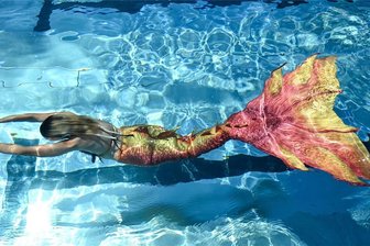 Badfest in Neukirchen: Einmal schwimmen wie Arielle, die Meerjungfrau - Die Deutsche Meisterin im Meerjungfrauenschwimmen, Jessica Paff, zeigte beim Badfest in Neukirchen ihr Können. 25 Frauen und Mädchen ahmten ihr im Meerjungfrauenkostüm nach.