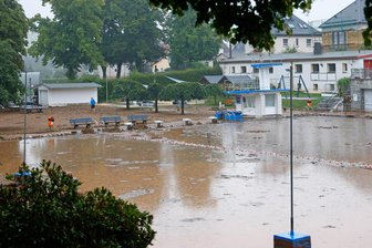 Badfest ohne Bad: Wie geht es mit dem 2022 zerstörten Sommerbad Gersdorf weiter? - So sah es am 27. August 2022 nach der Schlammflut im Gersdorfer Sommerbad aus.