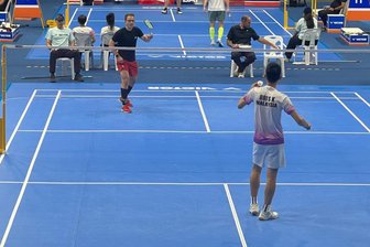 Badminton-Abenteuer beendet: Freiberger muss bei WM gegen starke Asiaten die Segel streichen - Michael Prinz vom ATSV Freiberg (l.) schied bei der WM in Pattaya im Einzel gegen den Malaysier Ooi aus.