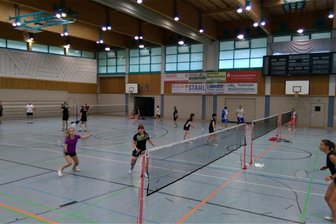 Badminton-Traditionsturnier in Annaberg-Buchholz lockt Spieler aus nah und fern an - In der Silberlandhalle sind am Wochenende rund 150 Badminton-Spieler aktiv.