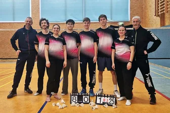 Badminton: Überraschungserfolg stärkt Marienberger Glauben an den Klassenerhalt - Hatten endlich wieder Grund zum Jubeln: Gerald Hähnel, Georg Rötzer, Anna Egert, Fabio Langer, Arthur Hähnel, Moritz Höppner, Nathalie Seidel und Roy Rötzer vom BV Marienberg.