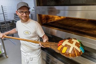 Bäcker aus dem Erzgebirge backt Brot für Papst Franziskus - Bäckermeister Tobias Nönnig mit dem Papst-Brot.
