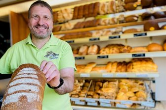 Bäcker aus dem Erzgebirge hilft Kita mit „Unterstützerbrot“ bei Bauprojekt: Was dahinter steckt - Bäckermeister Johannes Petzold von der Bäckerei Tauscher in Thalheim unterstützt das Projekt mit einem Brot. Ein Teil des Erlöses geht an die Kita.