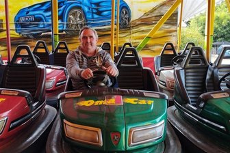 Bäcker, DJ, Schausteller: Der Plauener Udo Weichsel lässt auf der Kirmes das Karussell kreisen - Udo Weichsel aus Oberlosa kommt mit seinen Fahrgeschäften jedes Jahr zur Kirmes nach Grünbach.