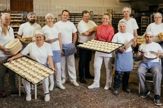 Bäcker holt Wirtschaftspreis ins Vogtland - Die Jahnsmüllers im Team der Beschäftigten mit Handicap: Für das jahrelange Engagement bei der Integration von Menschen mit Einschränkungen in die Arbeitswelt wurde die vogtländische Bäckerei in diesem Jahr mit dem Inklusionspreis für die Wirtschaft ausgezeichnet.Foto: Kathrin Harms/Zeichensetzen