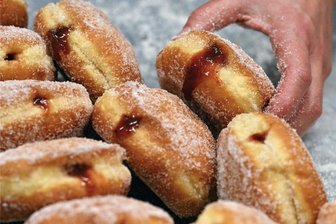 Bäcker im Vogtland verkauft hunderte Pfannkuchen ohne Füllung - aus Versehen - Pfannkuchen: Auf die Füllung kommt es an.