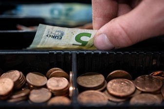 Bäcker in Sachsen akzeptiert kein Bargeld mehr: Darf er das? - Gerade mit Kleckerbeträgen hat der Handel viel Aufwand: Um Kosten zu reduzieren, nimmt ein Bäcker in Sachsen jetzt kein Bargeld mehr an.