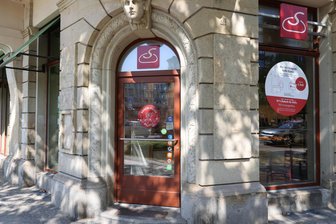 Bäcker in Sachsen nimmt kein Bargeld mehr an - In dieser Leipziger Filiale der Großbäckerei Steinecke kann aktuell nur noch bargeldlos gezahlt werden.