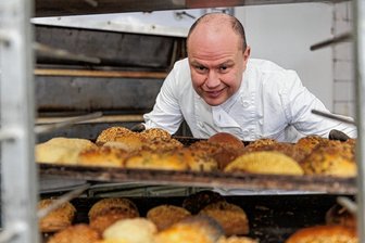 Bäcker prognostiziert: Brötchenpreise werden Ein-Euro-Marke knacken - Es ist eine Institution in Bärenstein: das Café Neubert. Konditormeister Thomas Neubert führt das mehr als 100 Jahre alte Familienunternehmen in vierter Generation. Aufgeben steht deshalb für ihn nicht zur Debatte.