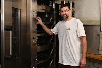 Bäcker Saupe in Königsfeld: Neustart nach Explosion steht bevor - Bäcker Kay Saupe an seinem neuen Backofen. Am Mittwoch fanden hier noch Restarbeiten statt.