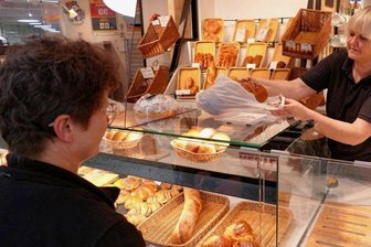 Bäcker werfen abends immer weniger weg - Auch zu später Stunde hat Sylvia Roscher, die in der Filiale der Bäckerei Nestler im Zschopauer Kaufland arbeitet, noch frisches Brot für die Kunden parat.