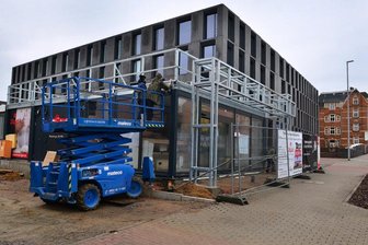 Bäckerei am Medienzentrum ist bald fertig - Die Baustelle der Bäckerei Illgen an der Bahnhofstraße in Mittweida. Neben dem Zentrum für Medien und Soziale Arbeit der Hochschule wird derzeit ein Pavillon errichtet.