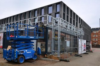 Bäckerei am Medienzentrum ist bald fertig - Die Baustelle der Bäckerei Illgen an der Bahnhofstraße in Mittweida. Neben dem Zentrum für Medien und Soziale Arbeit der Hochschule wird derzeit ein Pavillon errichtet.