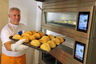 Bäckerei am Waldenburger Markt eröffnet - Volker Neubert holt die frisch gebackenen Brötchen aus dem neuen Ofen, der in der Filiale steht.