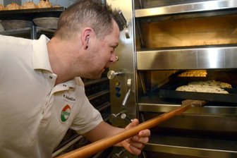 Bäckerei aus dem Vogtland verlässt Edeka-Märkte: Was sind die Gründe dafür? - Bäcker Marcel Weidenmüller am Backofen. Künftig wird er Edeka nicht mehr beliefern.
