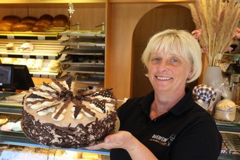 Bäckerei Bauerfeind eröffnet eine Filiale in Gersdorf - Am Standort der ehemaligen Bäckerei Riedel in Gersdorf hat die Hohndorfer Bäckerei Bauerfeind eine Filiale eröffnet. Als Verkäuferin arbeitet hier auch Annett Seidel (Foto).