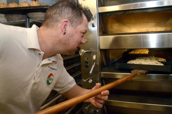 Bäckerei-Filiale im Vogtland gerettet: Jüngerer Kollege springt ein - Bäckermeister Marcel Weidenmüller eröffnet am 5. März die ehemalige Frisch-Filiale in Treuen.