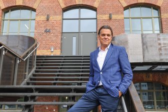 Bäckerei, Hotel, Holz-Erlebnispark: Chemnitzer Europark gewinnt nach der Sanierung neue Mieter - Immobilien-Investor Gerd Göbelbecker an der neuen Cortenstahl-Treppe, die in den südlichen Gebäudekomplex des Europark führt.