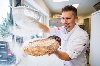 Bäckerei im Erzgebirge erlebt Stollen-Ansturm: Große Nachfrage sorgt beim Chef für Rätselraten - Alexander Schellenberger erlebt mit seiner Bäckerei derzeit eine besonders hohe Nachfrage nach Stollen.
