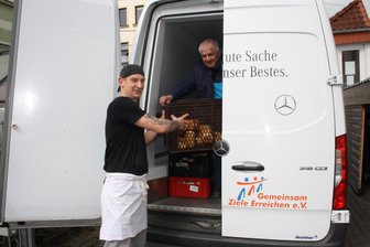 Bäckerei in Neukirchen/Pleiße verfolgt seit 15 Jahren ein Herzensprojekt - Holger Becker von der Tafel übernimmt von René Tautenhahn (l.) die gefüllten Bäckerkisten.