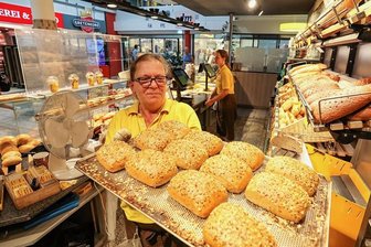 Bäckerei Möbius: Warum nicht allein Strom und Gas die Brotpreise steigen lassen - In der Filiale der Bäckerei Möbius in der Chemnitzer Ermafa-Passage räumt Mitarbeiterin Silke Feldner die frischen Brötchen ins Regal ein. 