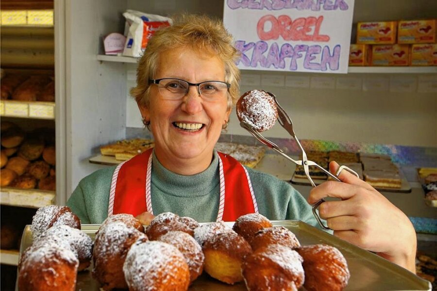 Bäckerei Neubert in Gersdorf: Der Ofen bleibt künftig kalt - Seit über 30 Jahren bedient Birgit Neubert die Kundschaft. Seit Anfang 2017 verkauft sie zugunsten der Kirche Orgelkrapfen. 