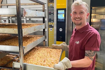 Bäckerei Stölzel aus Rochlitz knackt Meilenstein: 40. Filiale wird in Schmölln eröffnet - Tim Stölzel hilft, immer wenn er gebraucht wird und nach wie vor gerne, in der Backstube mit.