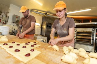 Bäckerei testet Backstube ohne Nachtarbeit: Was aus dem Falkensteiner Versuch geworden ist - Backstubenleiter Michael Linde und Bäckerin Isabell Trommer gehören zum Team der Konditorei und Bäckerei Schrader in Falkenstein. Ganz ohne Nachtarbeit geht es für die Bäcker nicht, hat der Test ergeben.