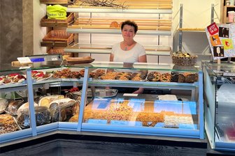 Bäckerei Wolf in Freiberg: Ansturm am ersten Tag - Heike Gehmlich hat am ersten Tag am neuen Standort der Bäckerei Wolf in Freiberg gut zu tun gehabt.