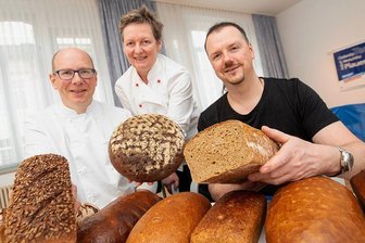 Bäckereien im Vogtland müssen Preise um bis zu 20 Prozent anheben - Kräftige Kruste hält das Brot lange frisch: Innungsobermeister Jörg Schürer aus Morgenröthe, Bäckermeisterin Sabine Geipel aus Stöckigt und der Plauener Bäckermeister Torsten Aust zeigen ihre Backwaren.