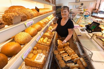 Bäckereien spüren Wegfall der Nachtschicht im VW-Werk in Zwickau: Der Tag beginnt oft ohne Warteschlangen - Sindy Zwicker von der gleichnamigen Bäckerei in Glauchau hat morgens zwischen 6.15 und 6.45 Uhr weniger Kunden als noch vor einem Jahr im Laden.