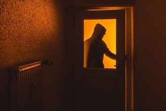 Bäckereifiliale in Marienberg im Visier: Einbrecher kehrt in der Nacht zurück und schlägt zu - Der Täter hat eine Zwischentür gewaltsam geöffnet und Bargeld entwendet.
