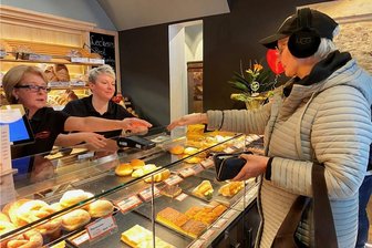 Bäckereifiliale mit Café in Burgstraße in Freiberg eröffnet - In der Filiale der Bäckerei Schramm in Freiberg bedienen Kerstin Heinich (l.) und Loreen Stephani Heidi Gallinat. 