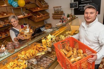 Bäckerlose Zeit für Brunn und Umgebung ist beendet - Verkäuferin Daniela Hellwich und ihr Chef Steve Brasch in der neuen Filiale: Die Theke vom Vorvorgänger wurde wegen des "rustikalen Charmes" erhalten, auch der Fußboden stammt aus alten Zeiten. Bei Trützschler setzt man auf Qualität mit Tradition sowie Nachhaltigkeit und bietet weitere Lebensmittel aus der Region an.