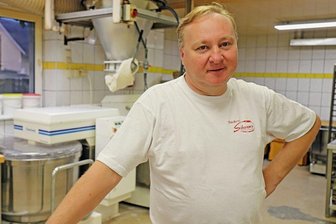 Bäckermeister aus Dorfchemnitz über Energiekrise: "Das kann Existenzen kosten" - Müde nach der nächtlichen Arbeit: Die Freude an seinem Handwerk hat sich Bäckermeister René Buschmann, bei allen Schwierigkeiten und noch kommenden Herausforderungen, bewahrt. 