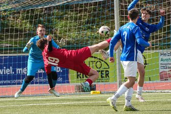 Bäckermeister formt Rochlitzer Nachwuchsfußballer - Überraschen auf Landesebene: Die Rochlitzer C-Junioren um Janne Kurt Jonies, der hier gegen Frankenberg zum Seitfallzieher ansetzt.