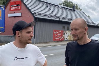Bäckermeister übernimmt Lengenfelder Boxenstopp: „Döner oder Chinanudeln gibt‘s überall, bei mir deutsche Hausmannskost“ - Die Lage zwischen Lengenfeld und Reichenbach ist top, das Konzept von Steve Brasch (links) ist es nach Auffassung von Boxenstopp-Eigentümer Andreas Stöckel auch.