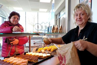 Bäckerwechsel in Zschopau: Geschäft in Nettomarkt läuft schon am ersten Tag gut an - Verkäuferin Sylvia Schubert bedient ihre Kundin Monika Lehmann aus Zschopau.