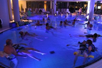Bäder erhöhen ab Juli die Eintrittspreise - Badegäste schweben im Salzwasser der Soletherme in Bad Elster. Der Besuch wird demnächst deutlich teurer. Die Drei-Stunden-Karte für die Soletherme kostet künftig 22 Euro (bislang 17,50 Euro).
