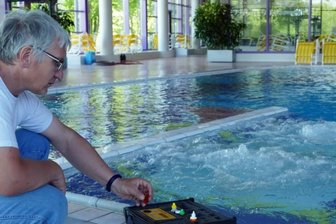 Bäder haben Öffnung im Blick - Joachim Petzold, technischer Leiter der Silber-Therme, nimmt regelmäßig Wasserproben. Wasserfall und Massage-Düsen sind täglich in Betrieb, damit das Wasser in den Leitungen nicht verkeimt. 