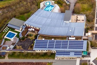 Bäder wollen mit erneuerbaren Energien Gasverbrauch senken - Die Fotovoltaikanlage auf dem Dach der Silber-Therme Warmbad liefert eine Energiemenge von durchschnittlich 200 Kilowattstunden pro Tag.