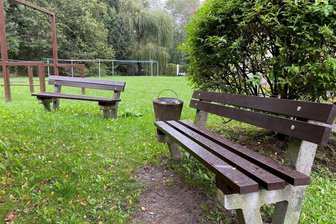 Bänke sind wieder zum Sitzen da: Rodewischer Wohnbau schickt Reparatur-Trupp - Wurden im September vom Hausmeisterdienst der Wohnbau repariert: Die Bänke am Wohngebiet Lindenstraße waren bis vor kurzem zerstört.