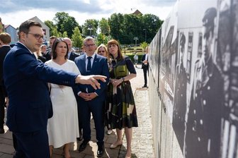 Baerbock-Besuch im Erzgebirge ruft auch Gegner auf den Plan - Der tschechische Außenminister Jan Lipavský, seine deutsche Amtskollegin Annalena Baerbock, Bärensteins Bürgermeister Silvio Wagner und Sachsens Europaministerin Katja Meier (v. l.) an den Stelen der Geschichte.