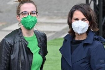 Baerbock im Fokus der Kameras - Annalena Baerbock (rechts) und die Bundestagskandidatin der Chemnitzer Grünen, Karola Köpferl, auf dem Theaterplatz. 