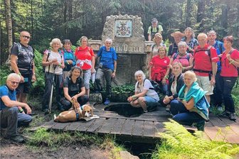 Bärendorf beschert Vogtländern einen unvergesslichen Wandertag - Die in Schönberg gestartete Wandergruppe an der Elsterquelle zwischen Bärendorf und Steingrün/Výhledy. Insgesamt 450 Wanderer steuerten aus sechs Richtungen das Ziel an.